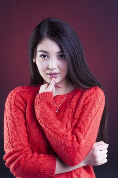 Интернеттегі жасырын камераны сиыстырып жатқан әйел Секс комедиясын көріңіз