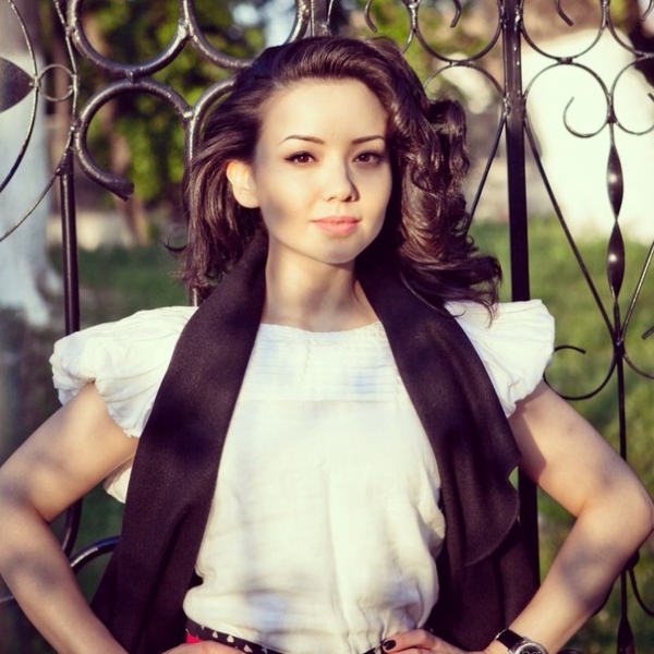 Видеода жалаңаш бөксесін бұлғап тұрған қыз.