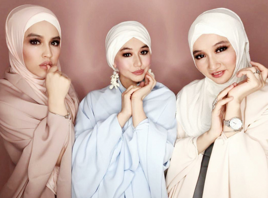 Көзі байланған және порно үшін досын шақырған