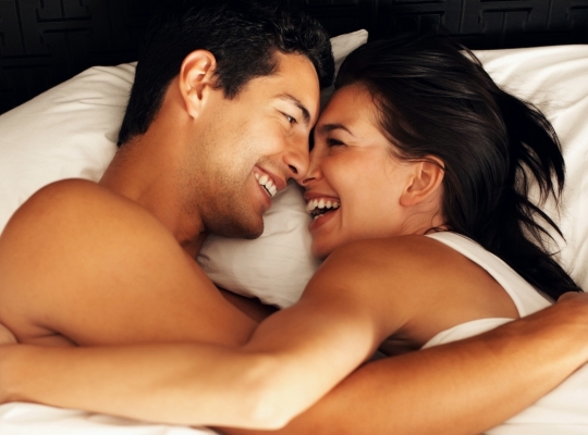 Көкіректі брюнетка Sunny Leone батылдықпен әдемі адамның әтешіне жабайы жүреді, кейде оны аузына ала